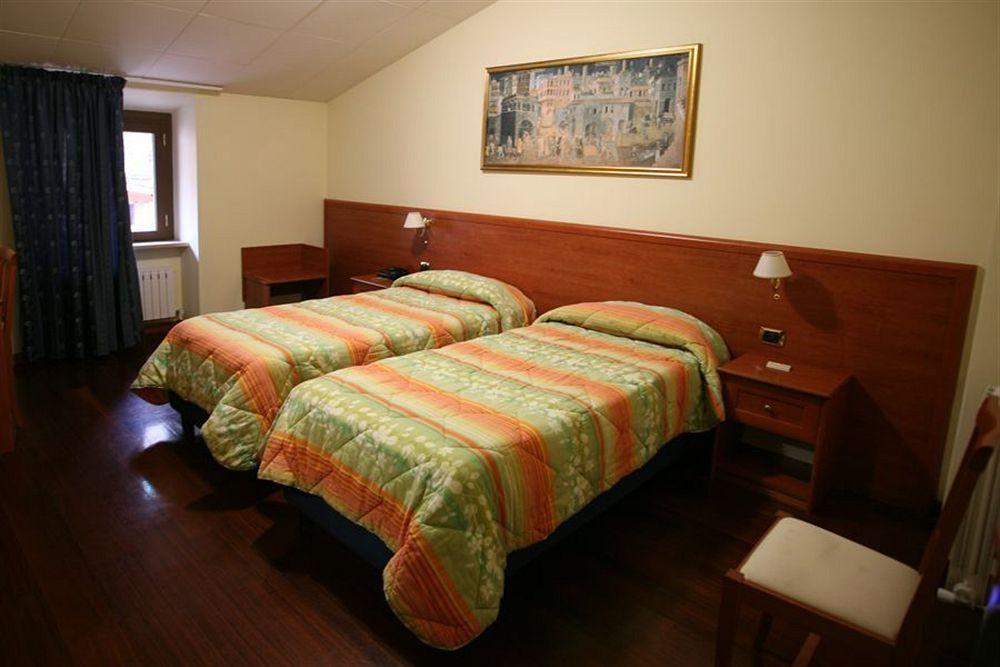 Hotel I Duchi カメリーノ エクステリア 写真